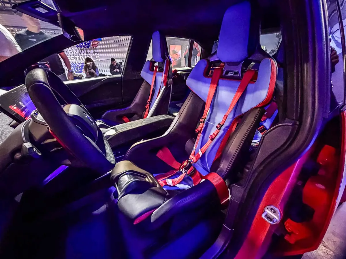 Спортивные ковшеобразные кресла в салоне BMW M Concept с красными гоночными ремнями
