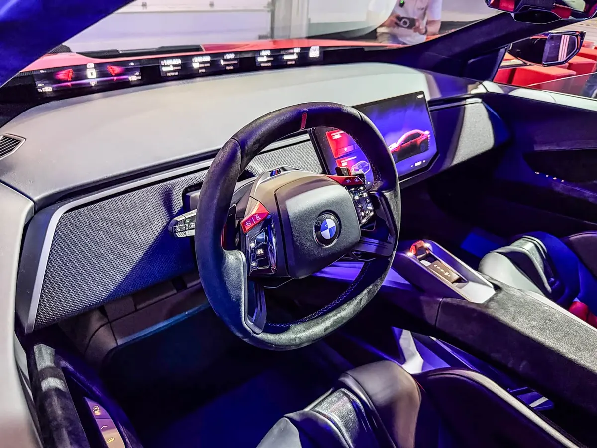 Приборная панель BMW M Concept: рулевое колесо с алькантарой, экраны и тканевая отделка торпедо