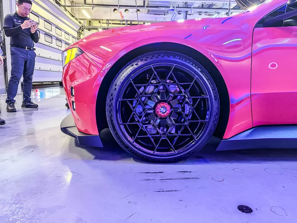 Переднее колесо концепта BMW M: чёрный многоспицевый диск с красным центральным колпачком и шина Michelin