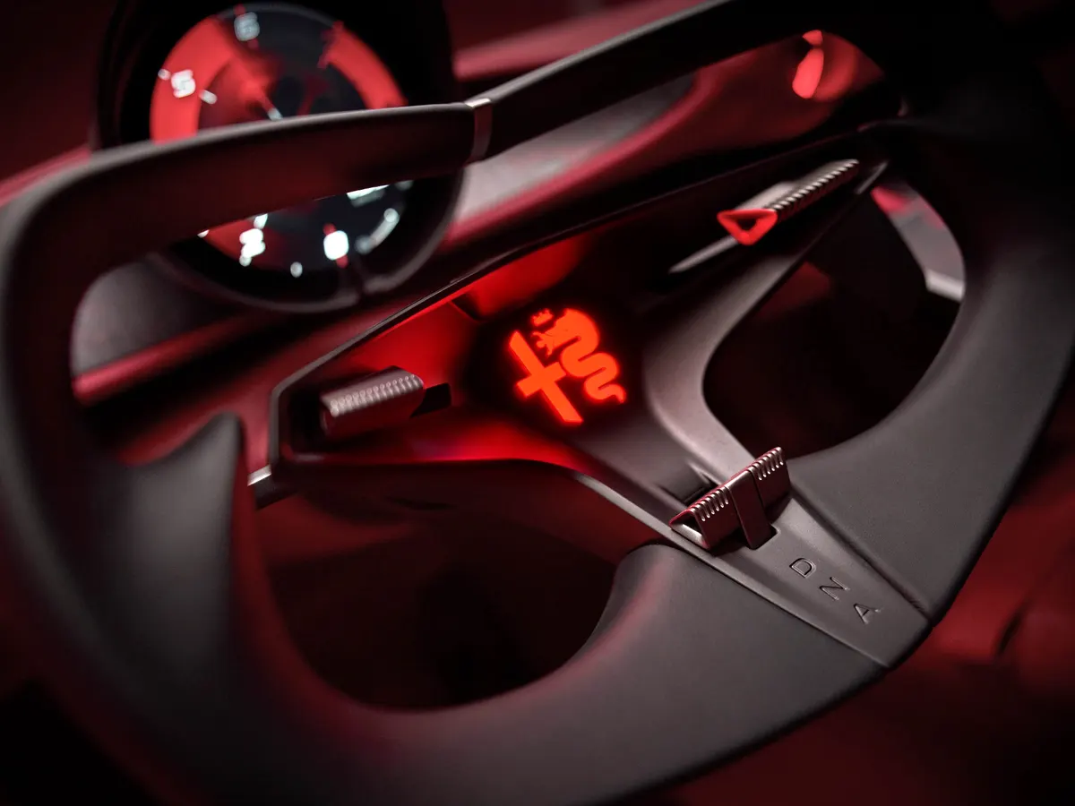 Руль Alfa Romeo Cuorerosso с красной подсвеченной эмблемой, надписью DNA и подрулевыми лепестками