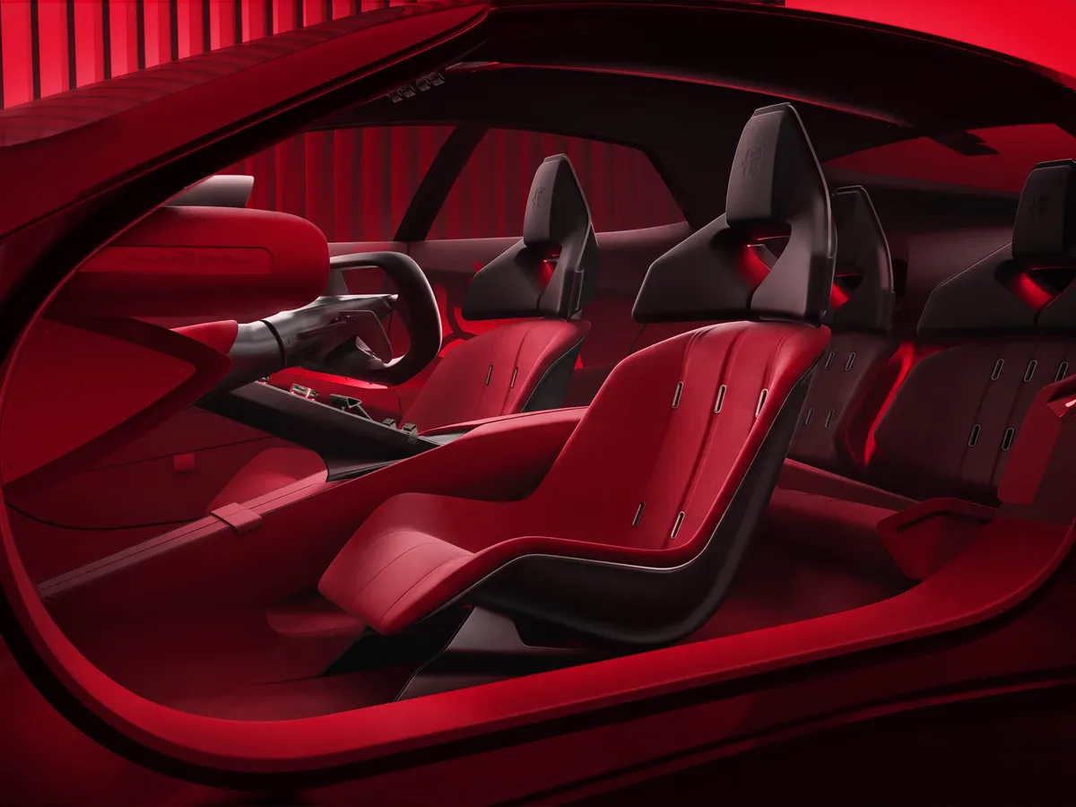 Красный салон Alfa Romeo Cuorerosso: ковшеобразные сиденья, руль и отделка в тон кузову