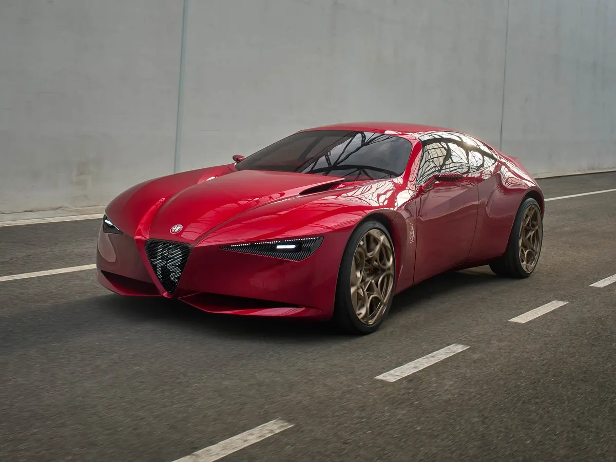 Alfa Romeo Cuorerosso в движении у бетонной стены, вид в три четверти спереди