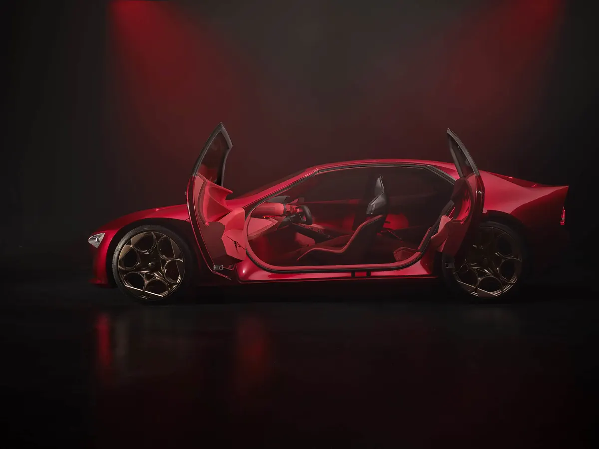 Alfa Romeo Cuorerosso сбоку с открытыми дверями, виден красный салон с ковшеобразными сиденьями
