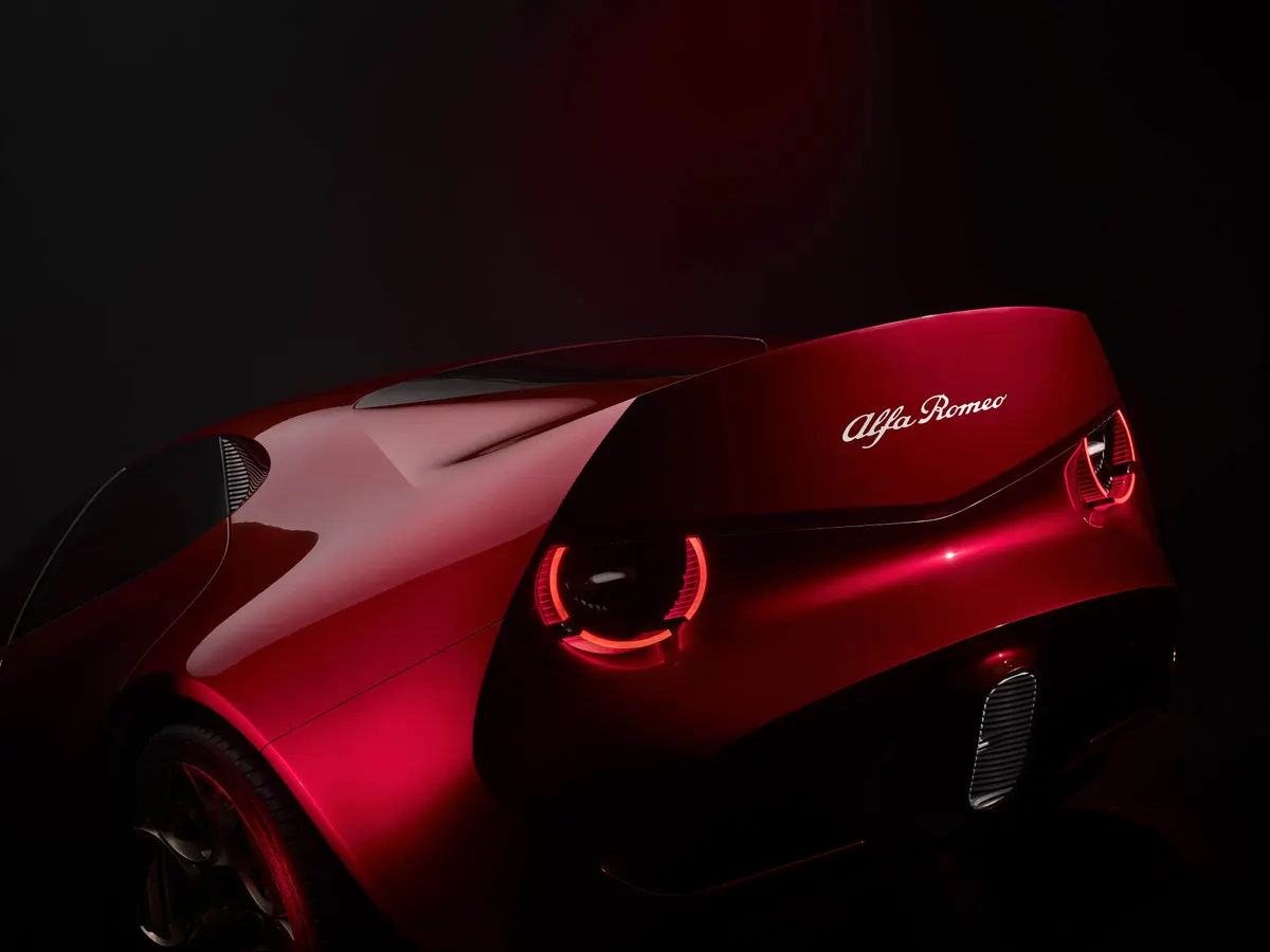 Корма Alfa Romeo Cuorerosso крупным планом: круглые светящиеся фонари, надпись и вентиляционная решётка