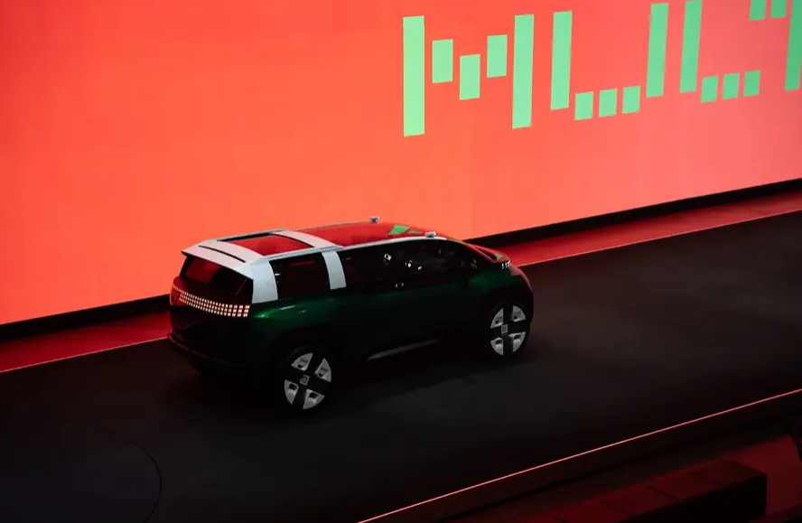 Тёмно-зелёный концепт Fiat Multiplay сзади и сбоку: белые вставки на крыше, световая полоса, красный экран