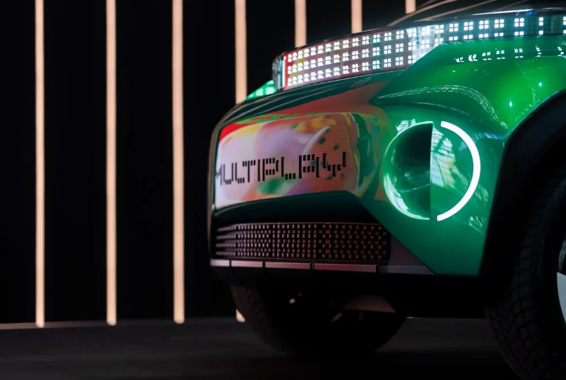 Крупно передняя часть концепта Fiat Multiplay: светодиодная панель, круглая фара, надпись на бампере