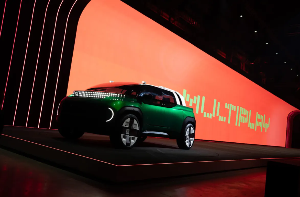 Зелёный концепт Fiat Multiplay на подиуме на фоне красного экрана с надписью Multiplay