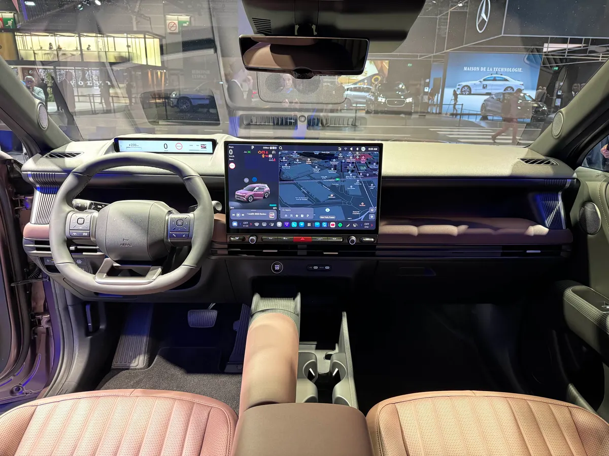 Салон Hyundai Tucson: большой центральный экран с навигацией, рулевое колесо и коричневые сиденья