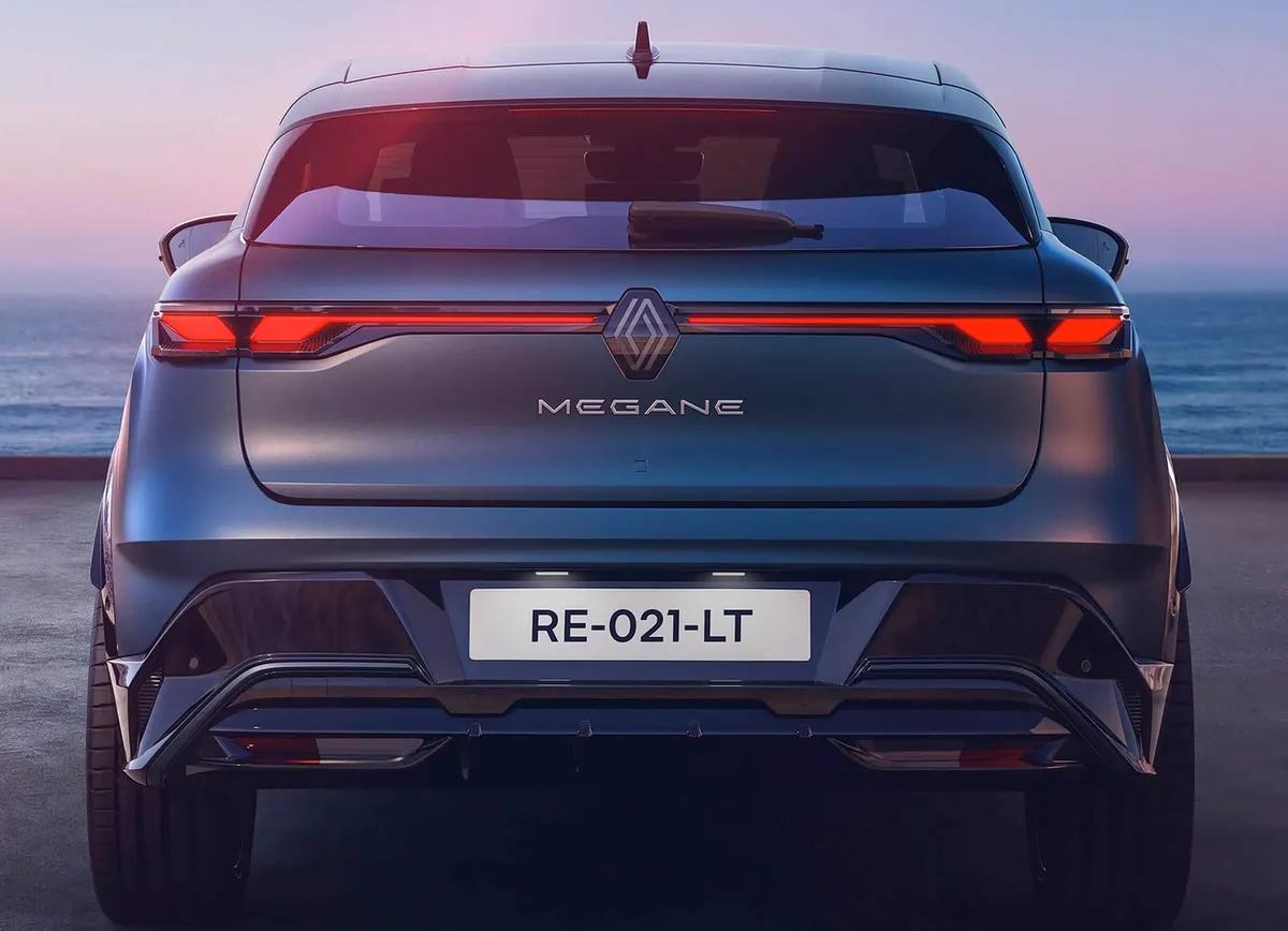 Mégane E-Tech сзади: светодиодная полоса фонарей, логотип Renault и надпись Mégane