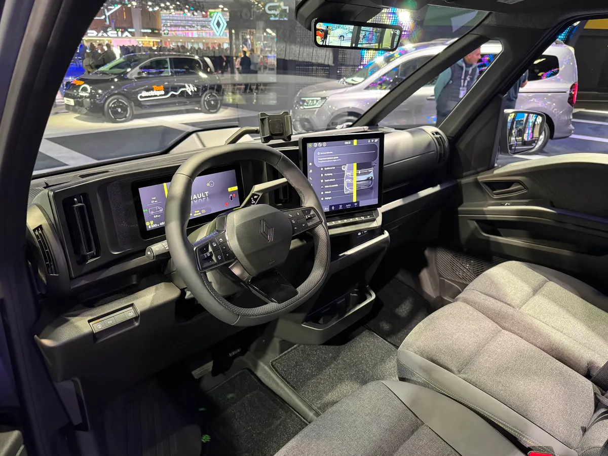 Кабина Trafic E-Tech: руль, цифровая приборная панель и центральный сенсорный экран
