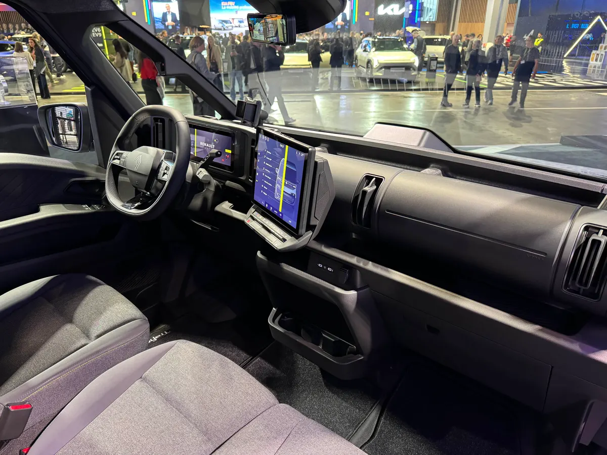 Передняя панель Trafic E-Tech сбоку: сенсорный экран на кронштейне и тканевые сиденья