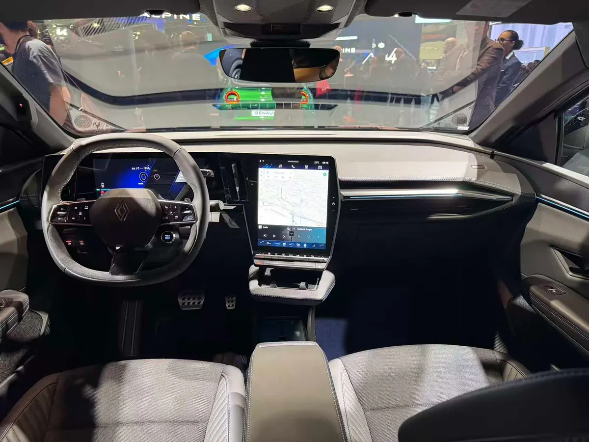 Салон Mégane E-Tech: руль, цифровая приборная панель и вертикальный экран с навигацией