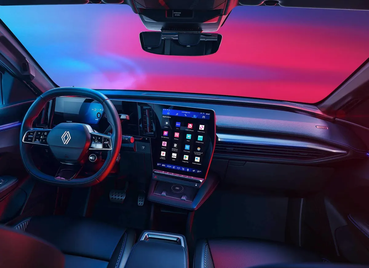 Салон Mégane E-Tech в сине-розовой подсветке, на вертикальном экране сетка приложений