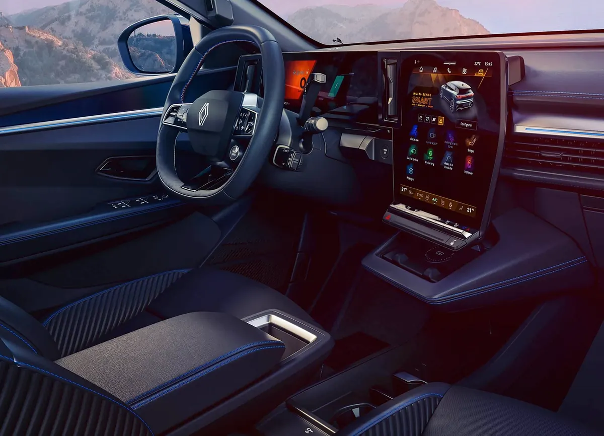 Передняя панель Mégane E-Tech сбоку: вертикальный мультимедиаэкран и цифровая приборная панель
