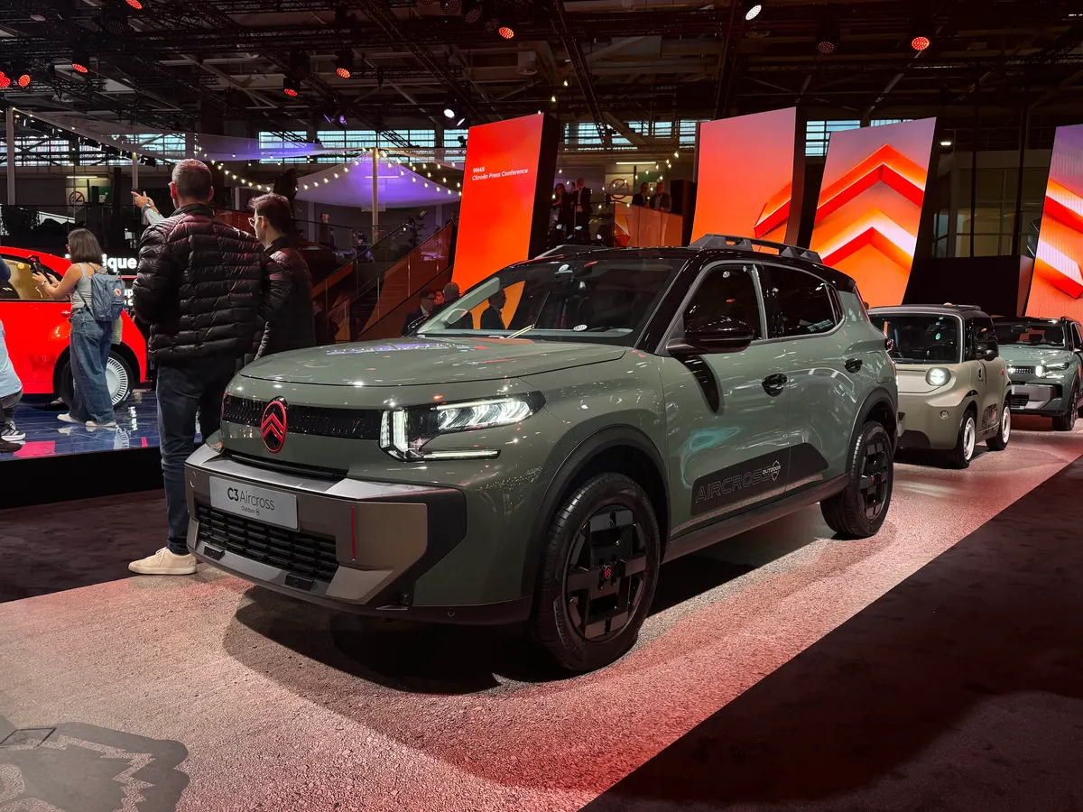 Citroën C3 Aircross Outdoor оливково-зелёного цвета на стенде автосалона, вид спереди три четверти