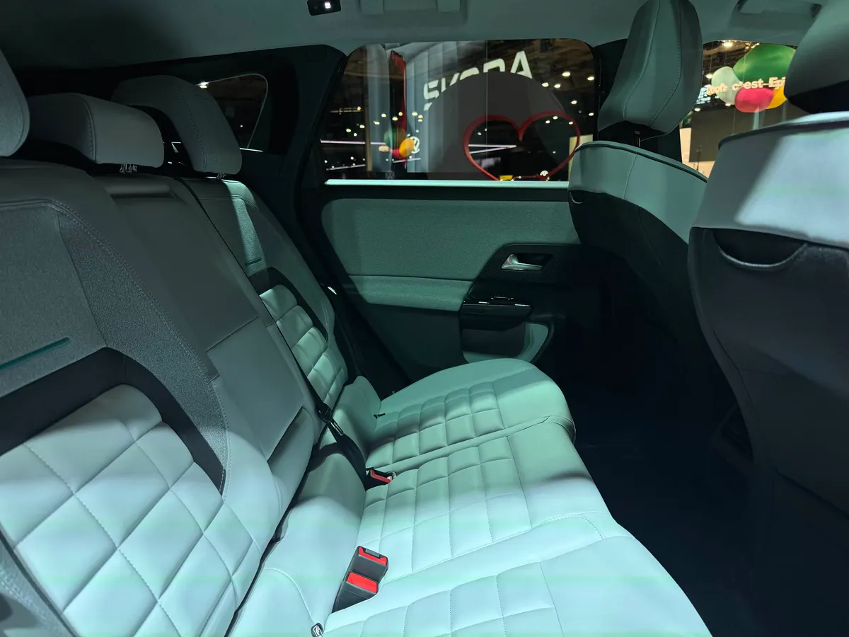 Задний диван Citroën C5 Aircross со светлой стёганой обивкой и боковой дверью с чёрной ручкой