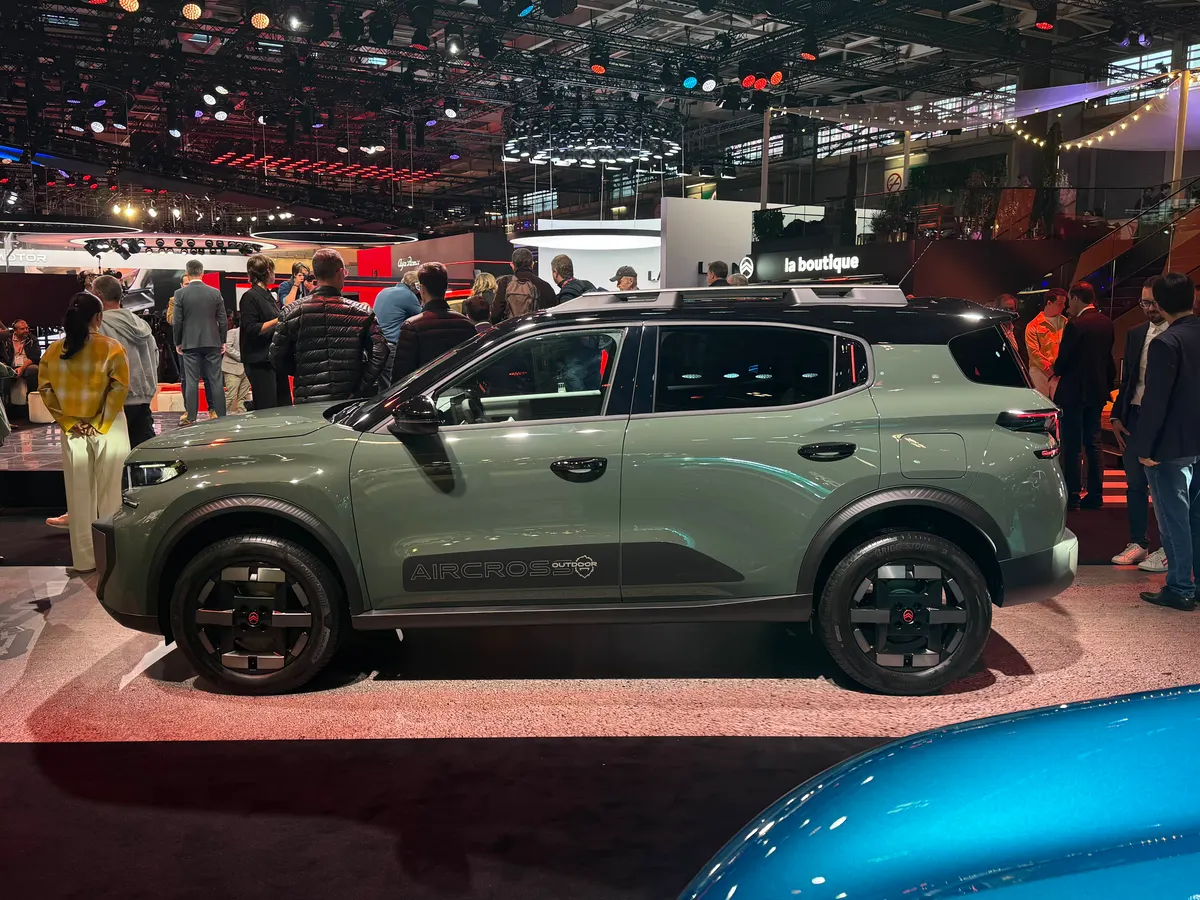 Citroën C3 Aircross Outdoor в профиль: боковая надпись Aircross Outdoor, рейлинги на крыше, вокруг посетители