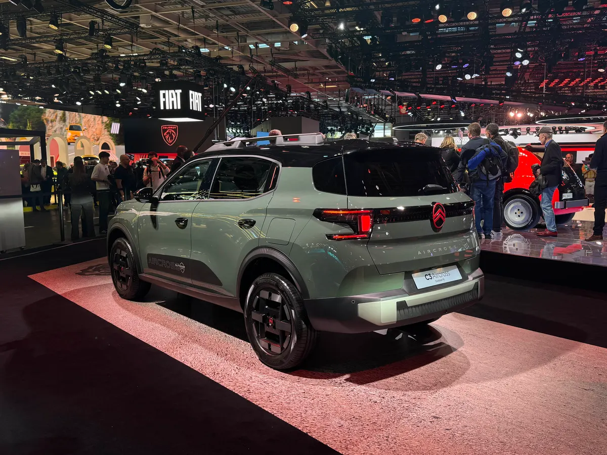 Citroën C3 Aircross Outdoor сзади три четверти: красный логотип на двери багажника и багажник на крыше