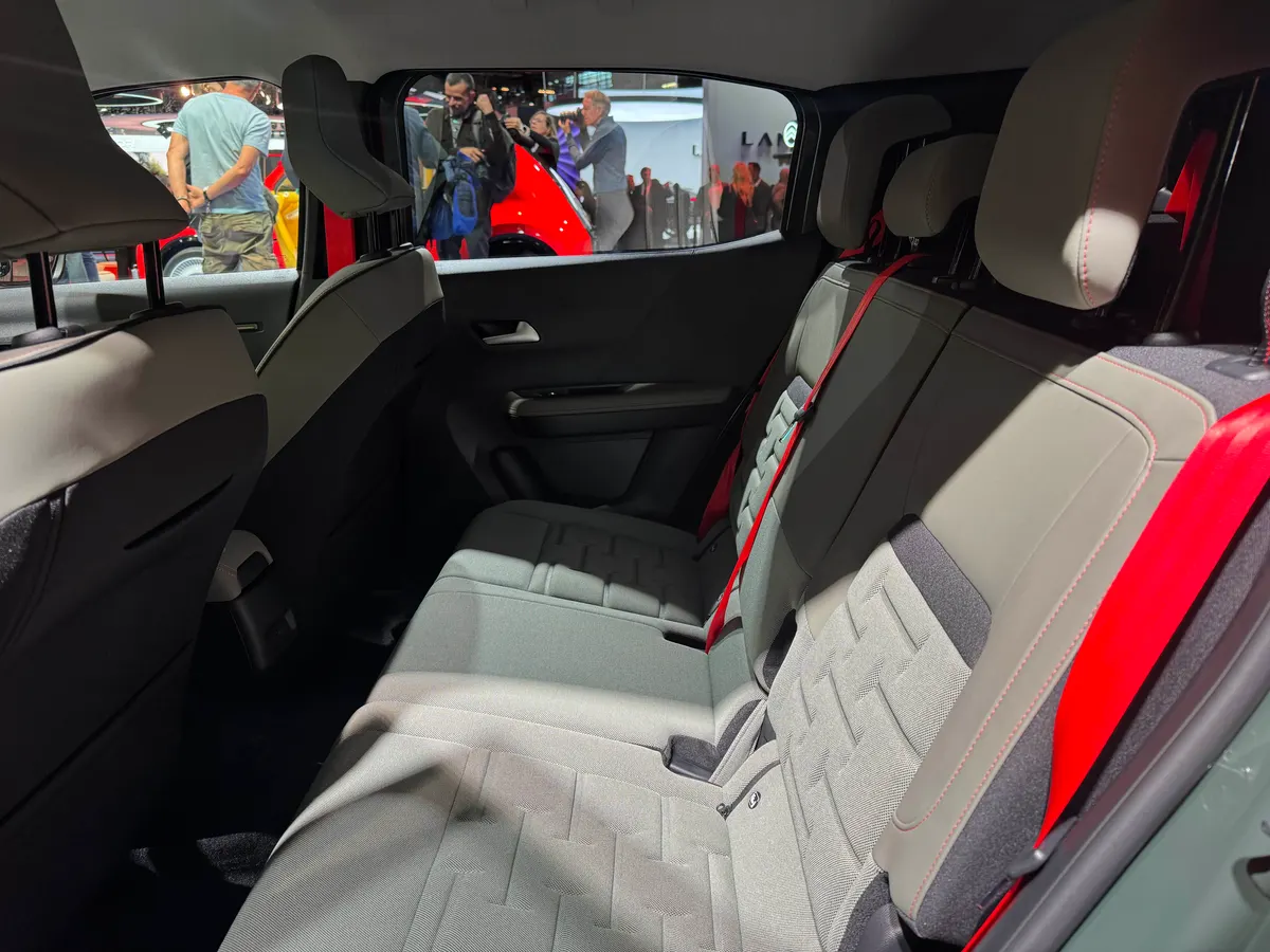 Задний диван Citroën C3 Aircross с тканевой обивкой и красными ремнями безопасности