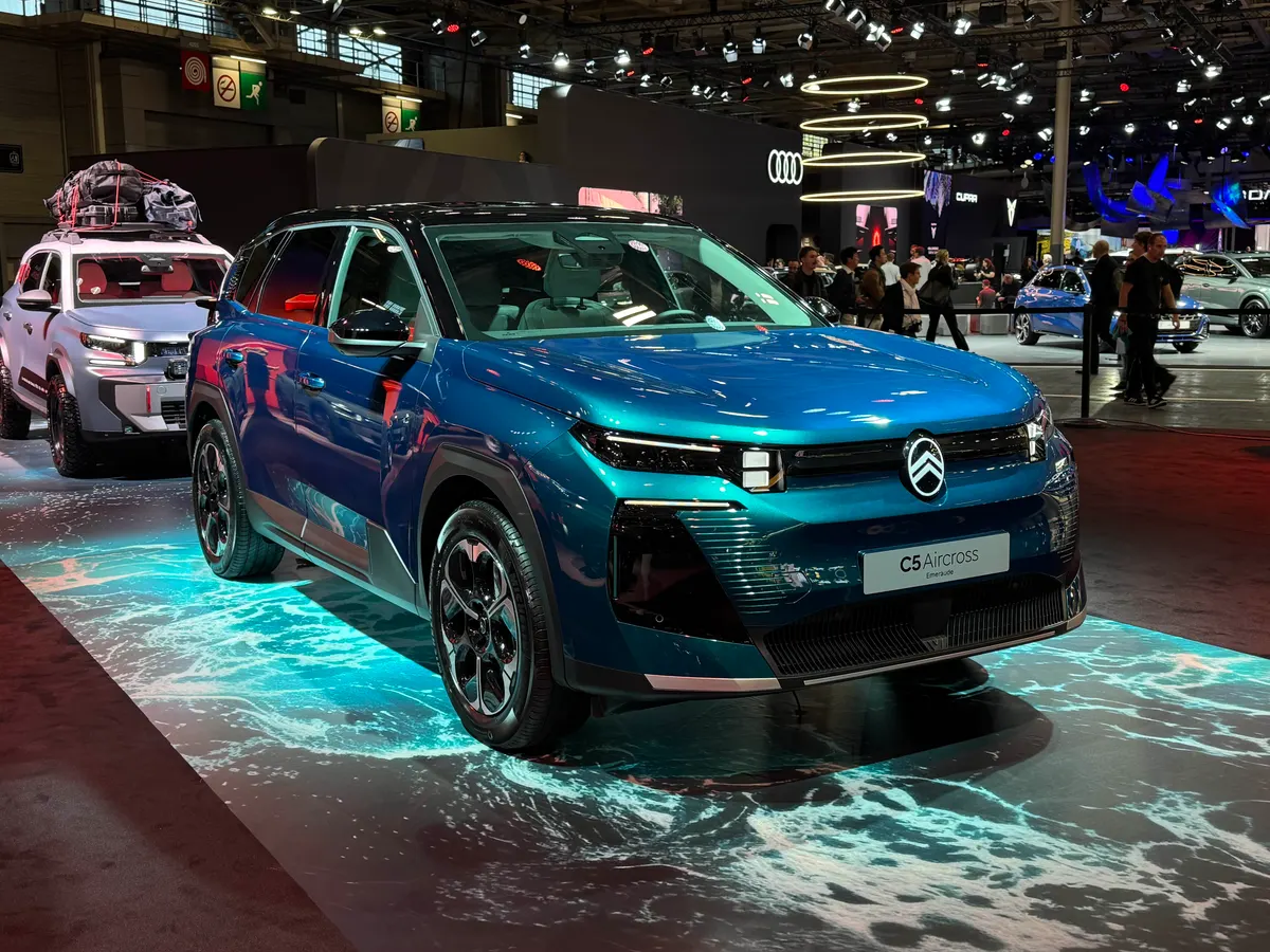 Citroën C5 Aircross Emeraude сине-зелёного цвета на стенде, спереди три четверти, подсветка пола