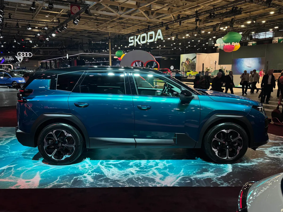 Citroën C5 Aircross Emeraude в профиль: чёрные литые диски, чёрные пластиковые накладки арок
