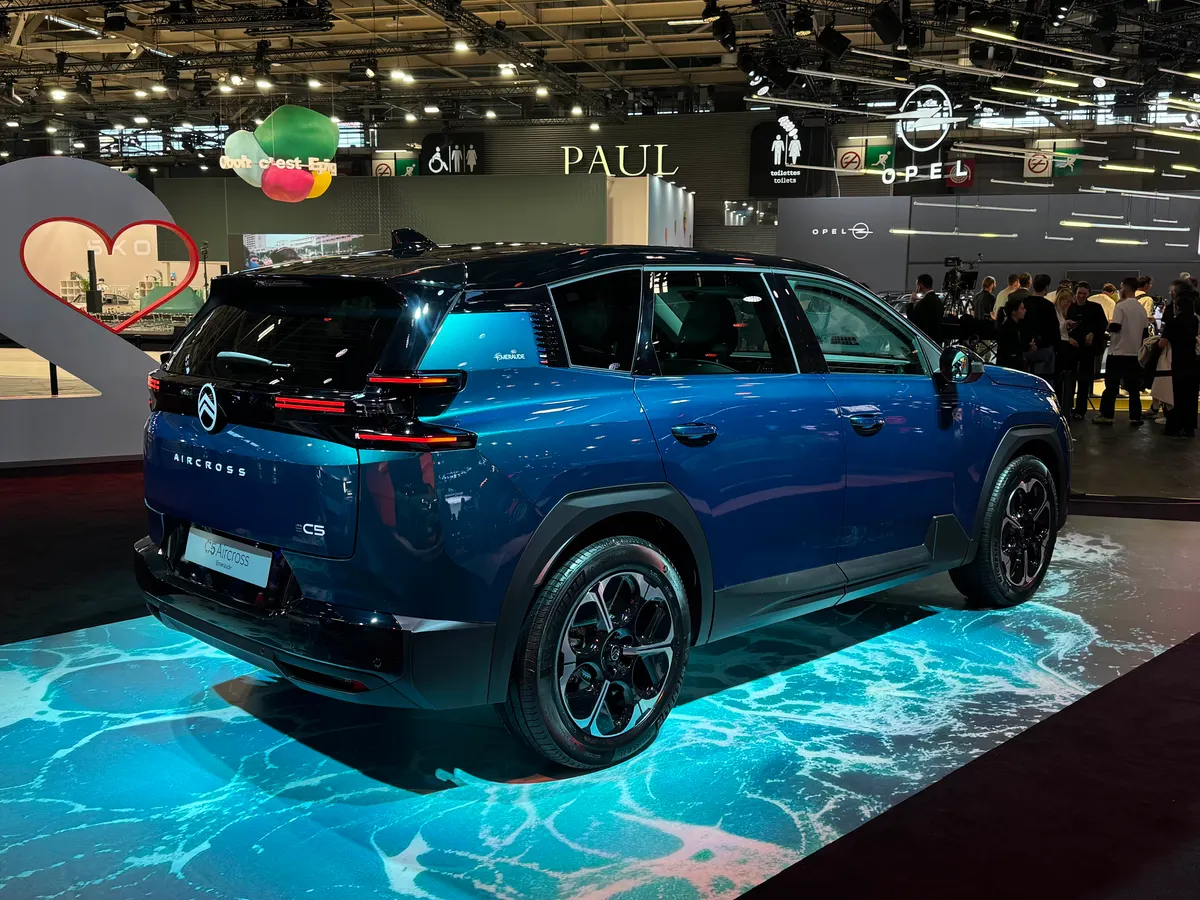 Citroën C5 Aircross Emeraude темно-синего цвета сзади три четверти, на двери багажника надписи Aircross и C5
