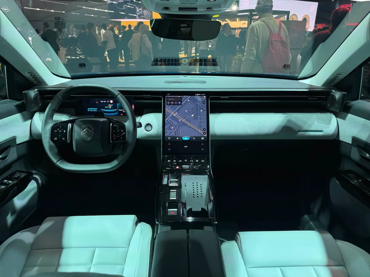 Салон Citroën C5 Aircross: большой вертикальный экран с навигацией, руль с логотипом, светлые сиденья