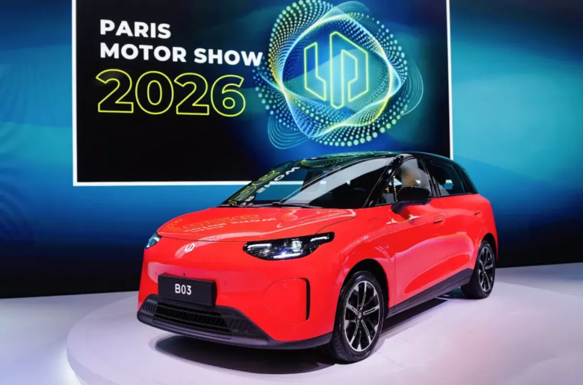 Красный компактный хэтчбек Leapmotor на подиуме на фоне экрана с надписью Paris Motor Show 2026