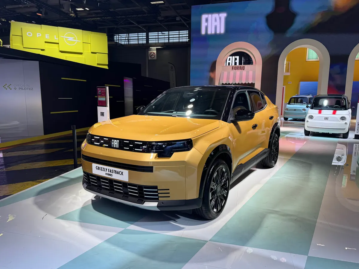 Fiat Grizzly Fastback жёлтого цвета с чёрной крышей на выставочной платформе, вид спереди