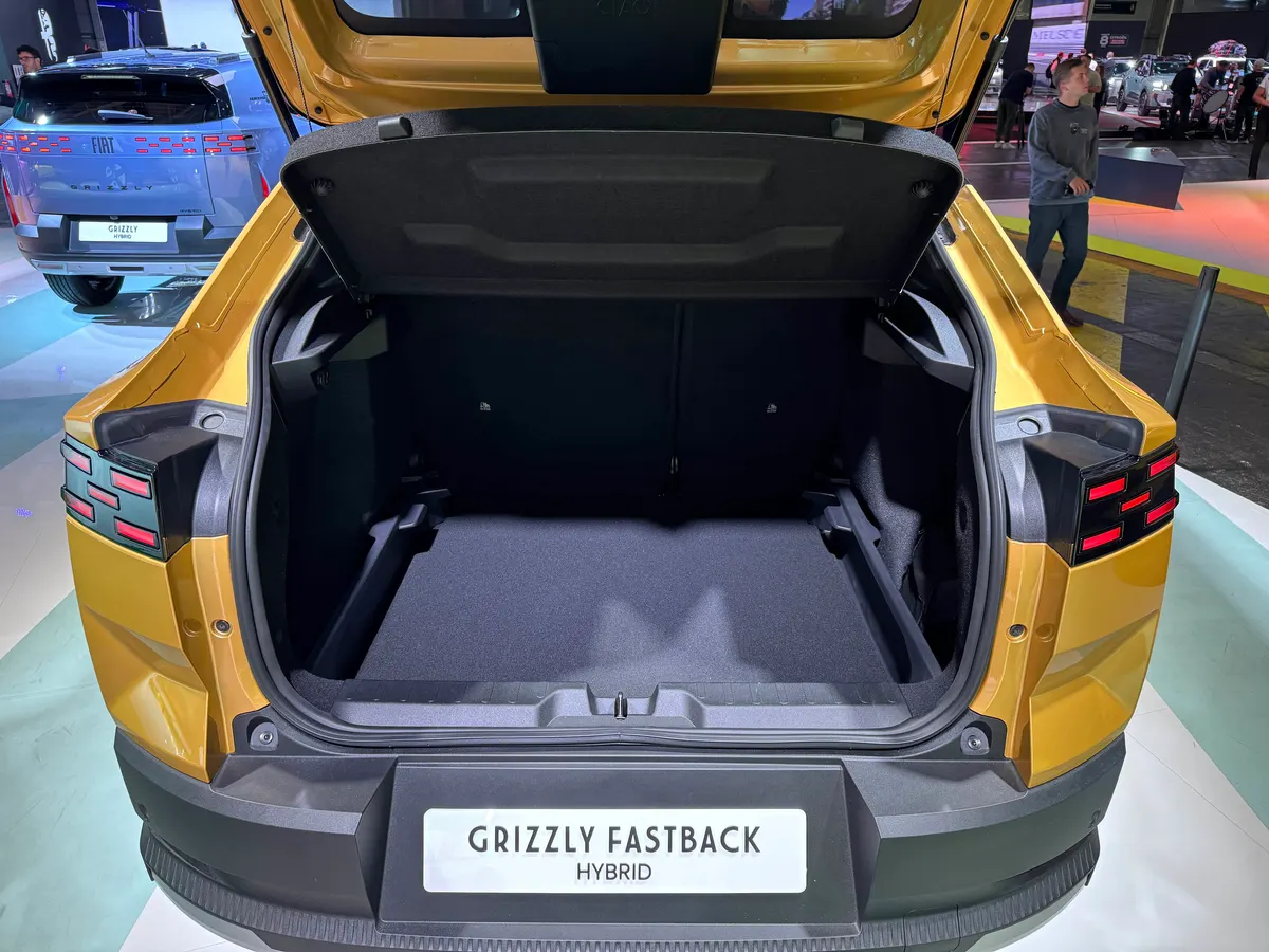 Открытый багажник Fiat Grizzly Fastback с ровным полом и табличкой на бампере
