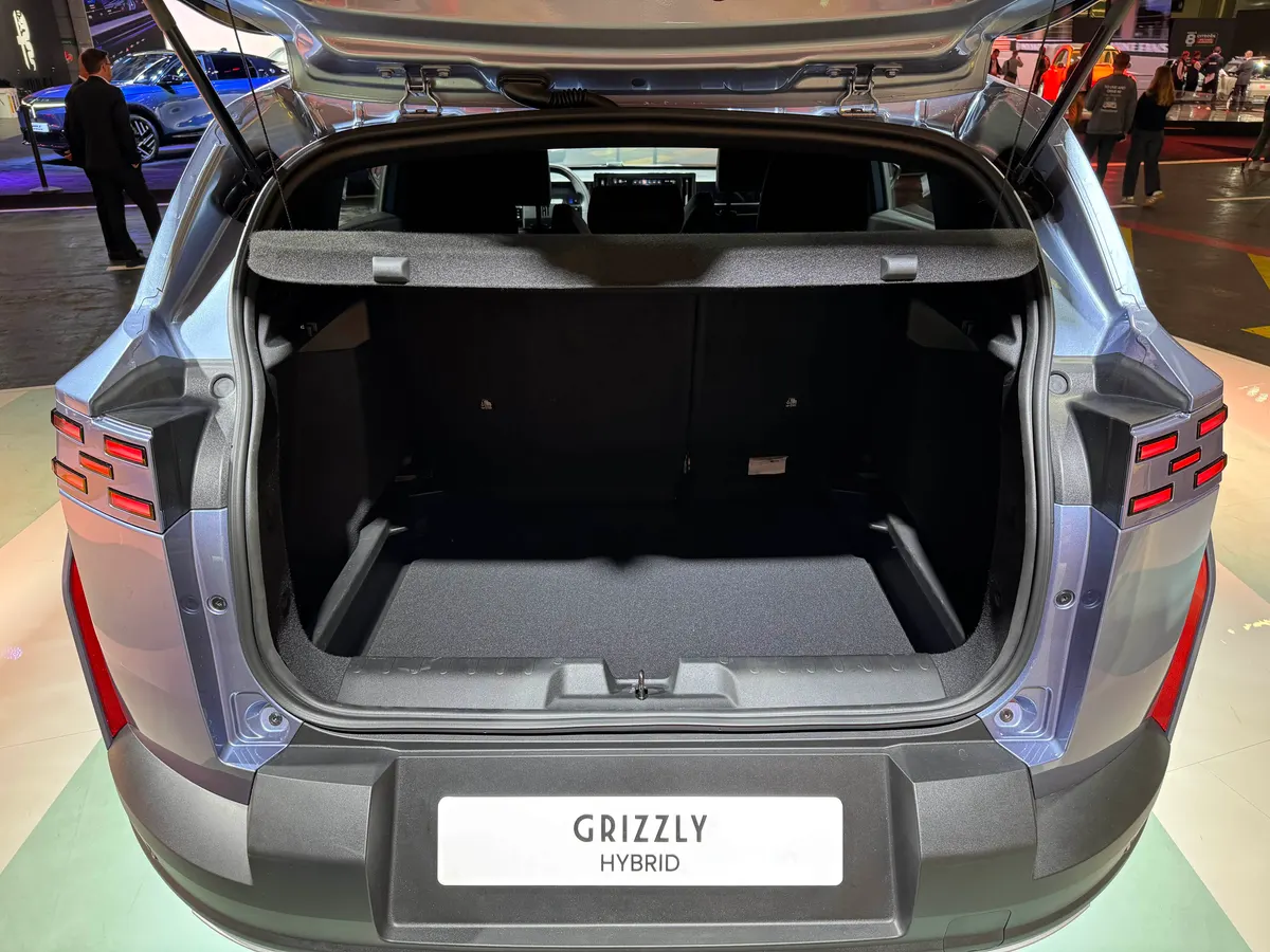 Открытый багажник Fiat Grizzly с полкой-шторкой и ровным полом
