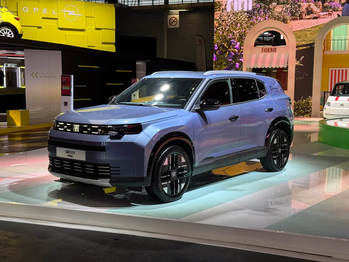 Fiat Grizzly в сине-сиреневом цвете на выставочном стенде, вид спереди сбоку
