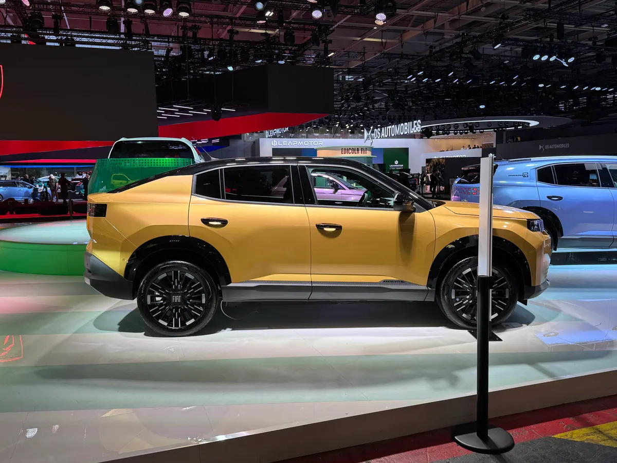 Fiat Grizzly Fastback в профиль: жёлтый кузов, чёрная крыша и чёрные колёсные диски
