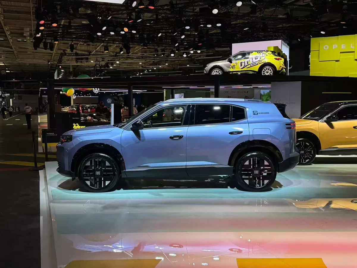 Fiat Grizzly в голубовато-сиреневом цвете, вид сбоку, чёрные колёсные диски