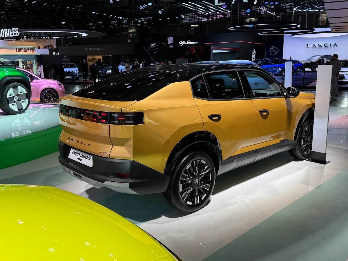 Fiat Grizzly Fastback сзади сбоку: скошенная крыша и красные пиксельные фонари