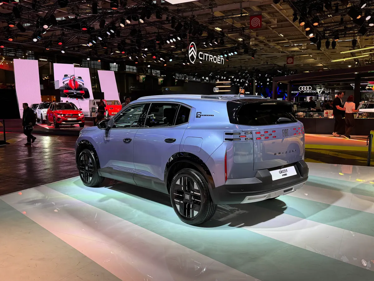 Fiat Grizzly сзади сбоку: почти вертикальная корма и красные точечные огни