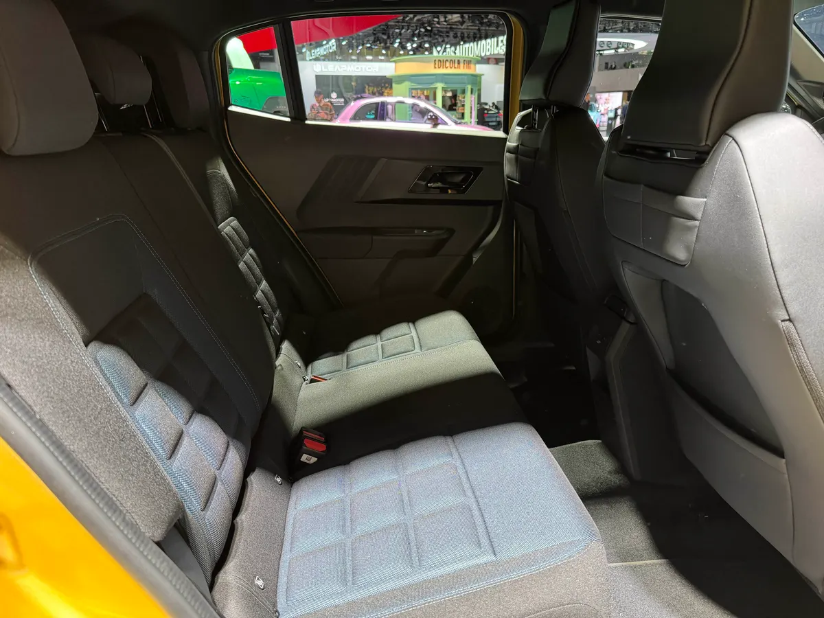 Задний диван Fiat Grizzly с серой тканевой обивкой и стёганым рисунком