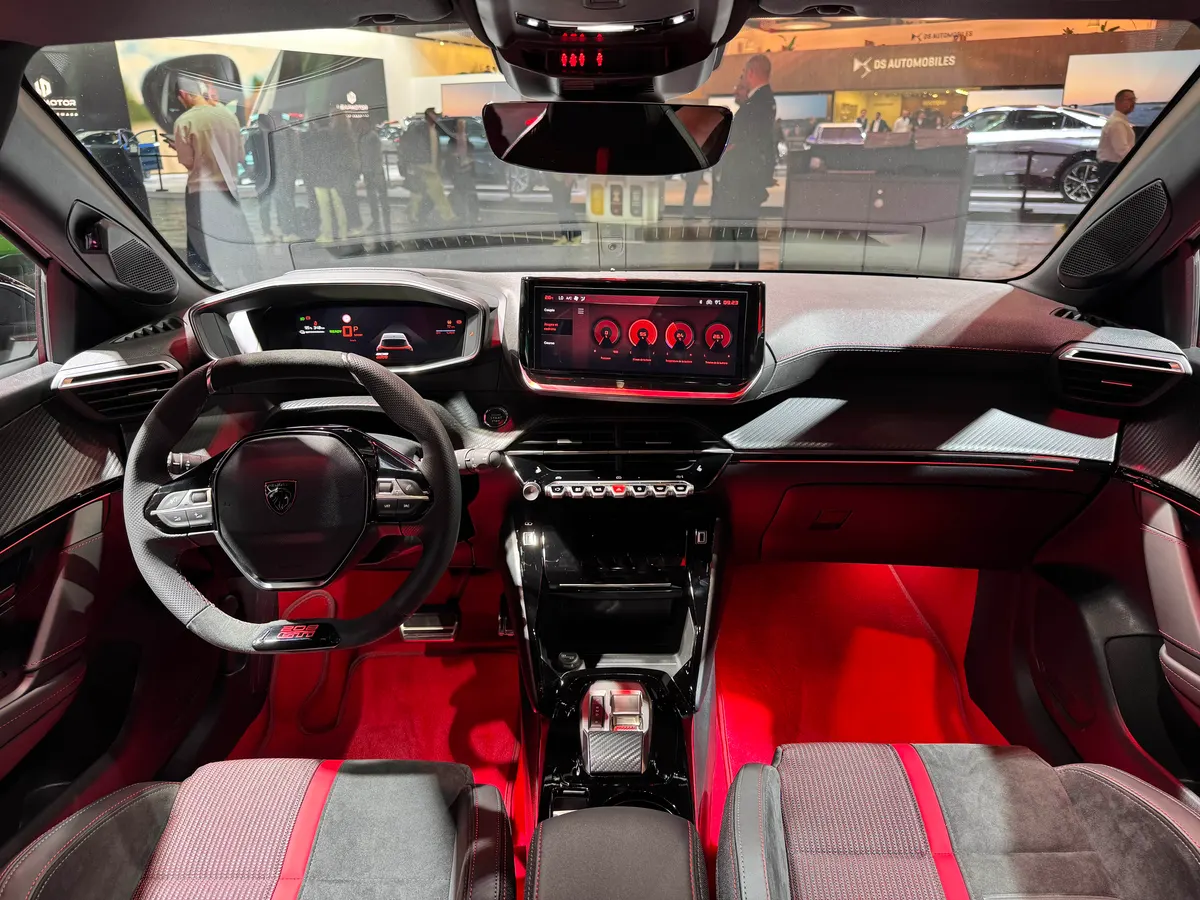 Салон Peugeot E-208 GTi: компактный руль, цифровая панель, сенсорный экран и красная подсветка в ногах