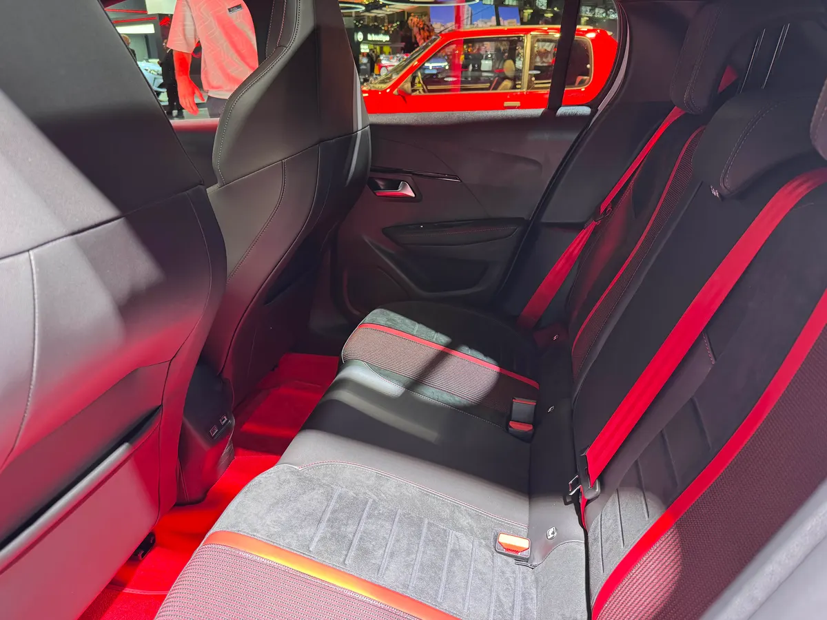 Задний диван Peugeot E-208 GTi с серо-чёрной обивкой, красными ремнями безопасности и красной подсветкой пола