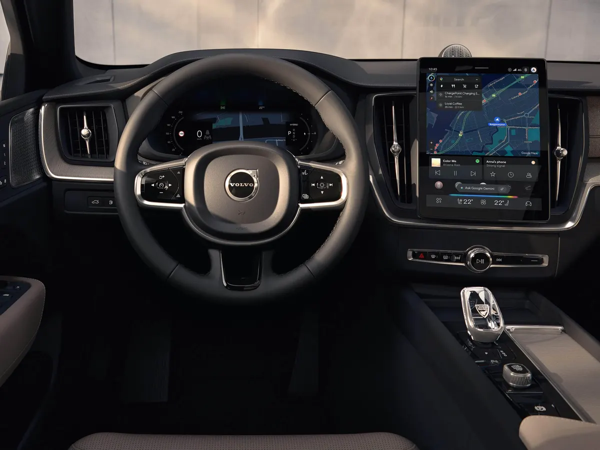 Салон Volvo XC60: руль, цифровая приборная панель и вертикальный экран мультимедиа с навигацией