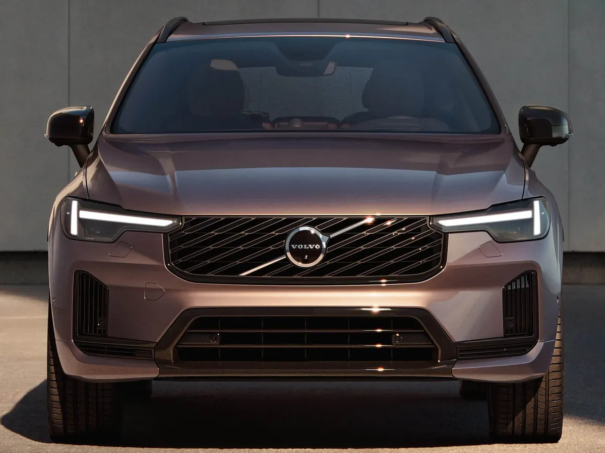 Передняя часть Volvo XC60 бронзового цвета: решётка с эмблемой, светодиодные фары, тёмные воздухозаборники