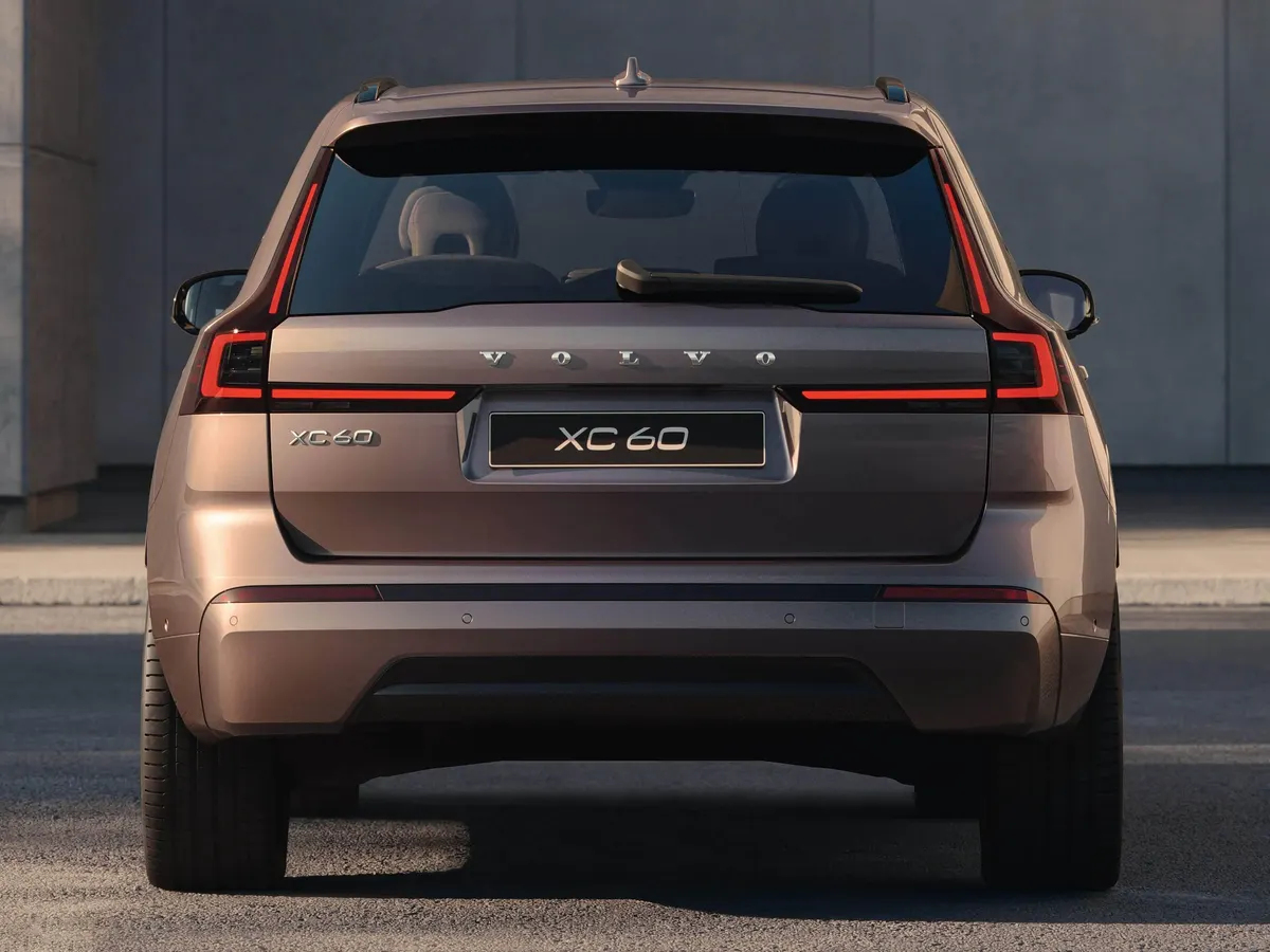 Volvo XC60 бронзового цвета сзади: узкие красные фонари, надпись Volvo на крышке багажника, номер XC 60