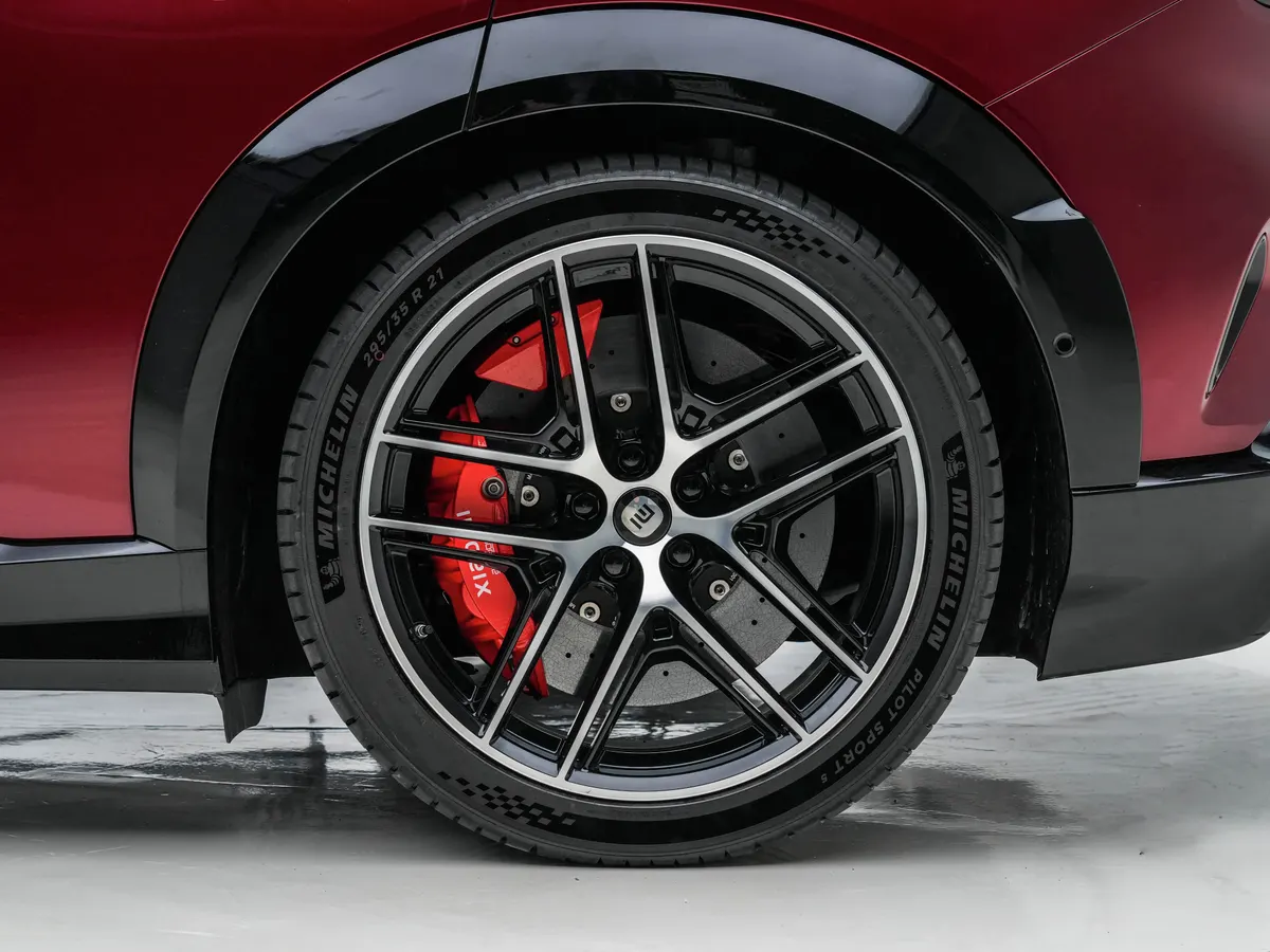 Колесо Xiaomi YU7 GT: двухцветный диск, красный суппорт и шина Michelin Pilot Sport 5 295/35 R21