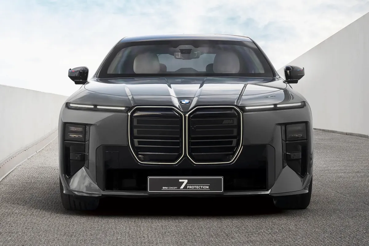 Передняя часть тёмно-серого BMW Concept 7 Protection: сдвоенная решётка радиатора с подсветкой контура, узкие фары