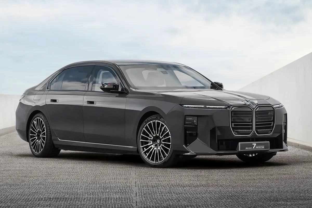 BMW Concept 7 Protection, вид спереди в три четверти: тёмно-серый седан, многоспицевые диски, табличка на бампере
