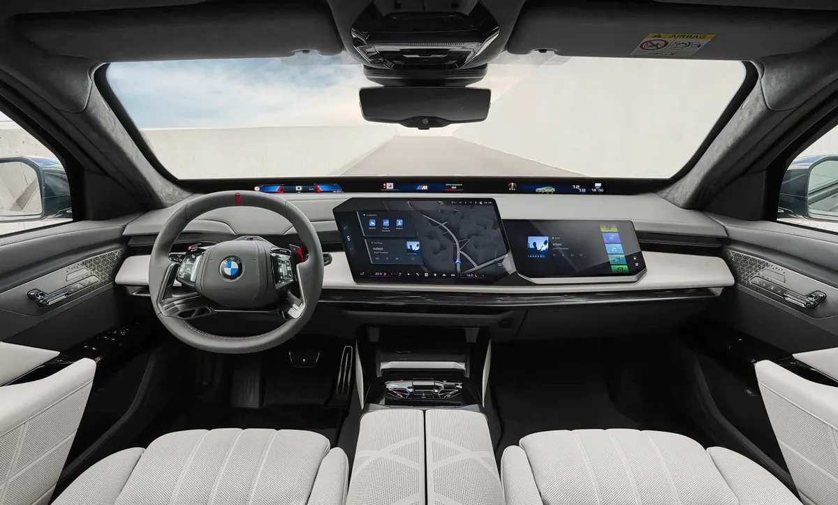 Салон BMW Concept 7 Protection: панорамный дисплей, два экрана на панели, светлые сиденья, руль с логотипом BMW