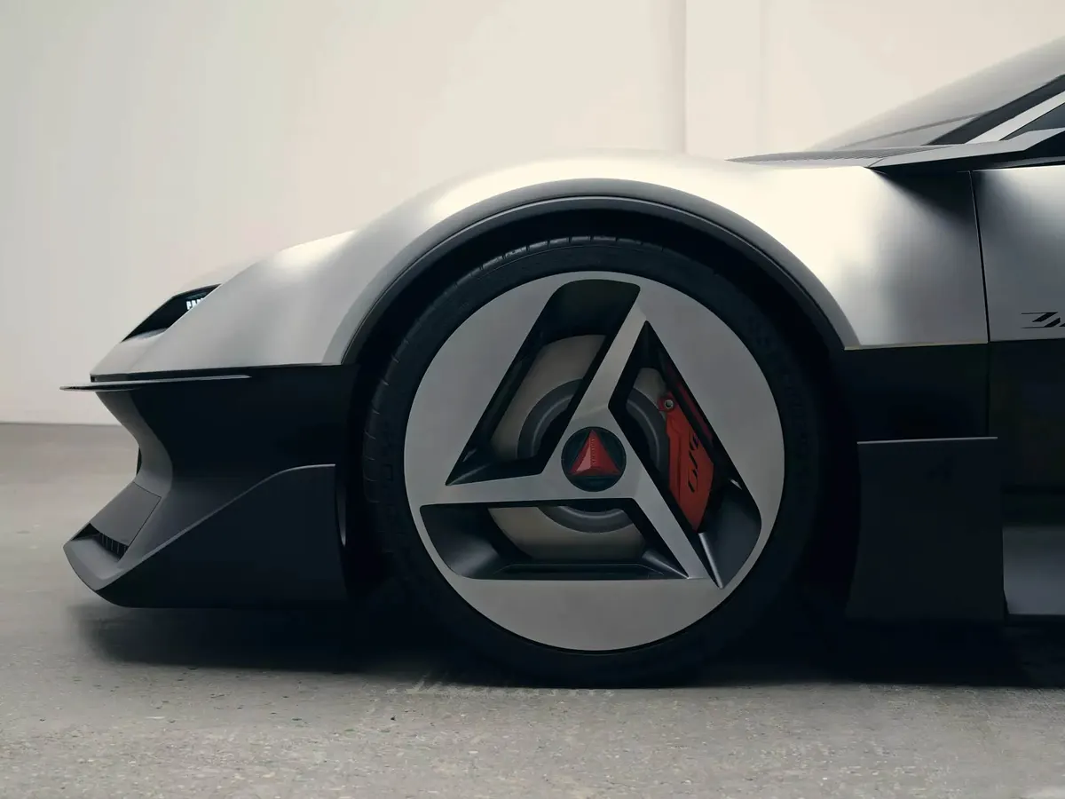 Переднее колесо концепта Alpine A310 VISION: диск с треугольными спицами и красный тормозной суппорт