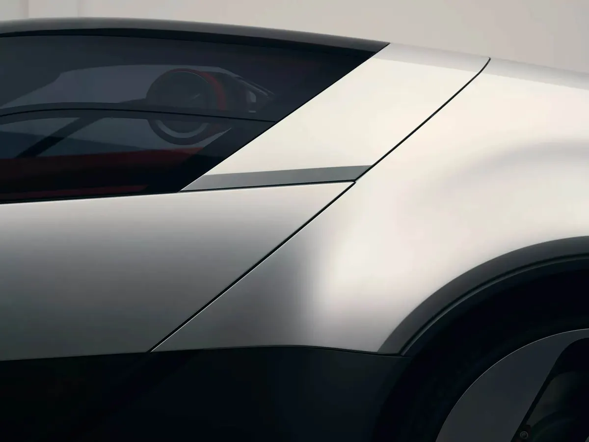 Задняя стойка кузова концепта Alpine A310 VISION вблизи: стыки серебристых панелей и тёмное стекло