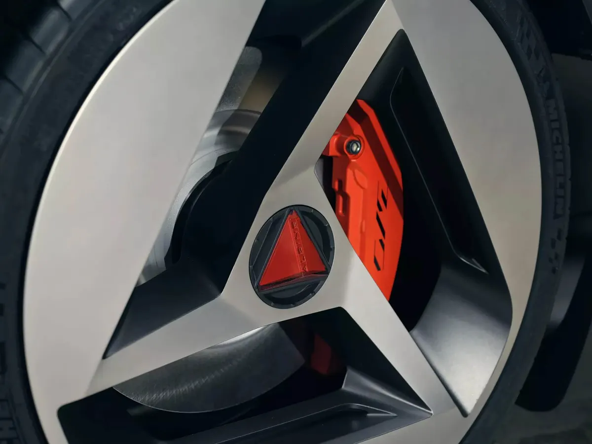 Диск концепта Alpine A310 VISION вблизи: треугольные спицы, красная центральная заглушка, красный суппорт