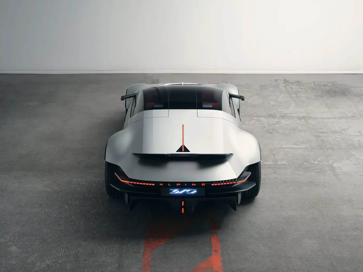 Концепт Alpine A310 VISION сзади сверху: светящаяся надпись Alpine и дисплей с цифрами 310 на бампере